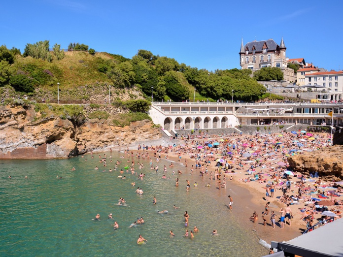 "Le tourisme de masse est aussi révélateur d'un mépris de classe. Autrefois seules les personnes fortunées faisaient du tourisme, en raison du prix élevé de l'activité, maintenant il est nettement plus accessible. Si nous réservons l'activité à quelques happy few, alors il n'y aura plus de probème" selon Nicolas Martin, le DG de l'Office de Tourisme du Pays Basque - Crédit photo : Depositphotos @underworld1 "Le tourisme de masse est aussi révélateur d'un mépris de classe. Autrefois seules les personnes fortunées faisaient du tourisme, en raison du prix élevé de l'activité, maintenant il est nettement plus accessible. Si nous réservons l'activité à quelques happy few, alors il n'y aura plus de probème" selon Nicolas Martin, le DG de l'Office de Tourisme du Pays Basque - Crédit photo : Depositphotos @underworld1