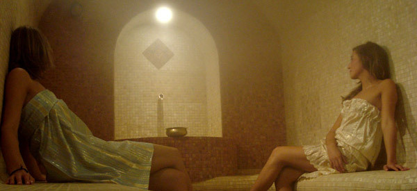 Le bain de vapeur est joliment tapissé d'une mosaïque brune. ©DR/O'kari