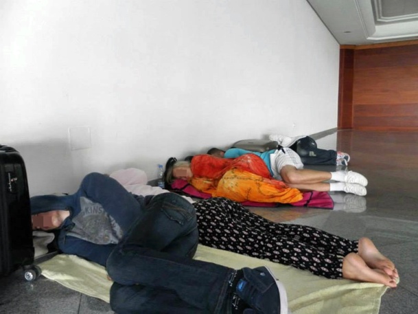 « Il restait risqué de dormir dans les chambres, nous avons donc décidé de tous nous réunir dans le hall des hôtels pour notre sécurité..." /photo dr « Il restait risqué de dormir dans les chambres, nous avons donc décidé de tous nous réunir dans le hall des hôtels pour notre sécurité..." /photo dr