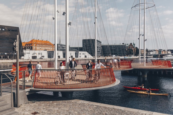 Il n'est plus nécessaire d'avoir un pass sanitaire ou green pass pour accédé aux restaurants ou au discothèque au Danemark. Le port du masque n'est plus obligatoire - Copenhagen Circle Bridge - Martin Heiberg