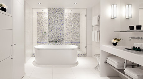 Une dizaine de suites a été équipée de douche-hammam et les hôtes peuvent également bénéficier de traitements bien-être et beauté dans l'intimité de leur chambre. ©DR/Accor