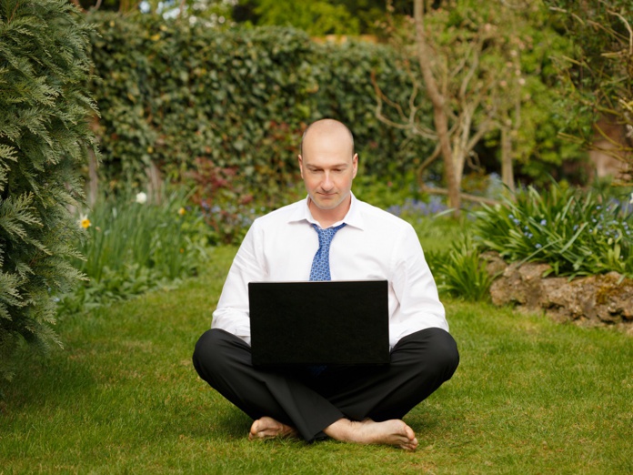 "Le management à distance repose sur la confiance. La performance ne se jauge pas sur le nombre d'heures passées à travailler, le présentéisme à la Française, mais de donner des objectifs. S'ils sont atteints en 2h ou 7h n'a pas d'importance. Le problème des managers qui ne supportent pas le télétravail est qu'ils ne savent pas déléguer" selon Gaël Chatelain-Berry - Crédit photo : Depositphotos @paulmaguire