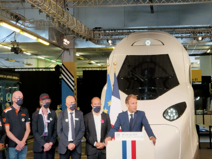 Emmanuel Macron devant le futur TGV M © PG TM