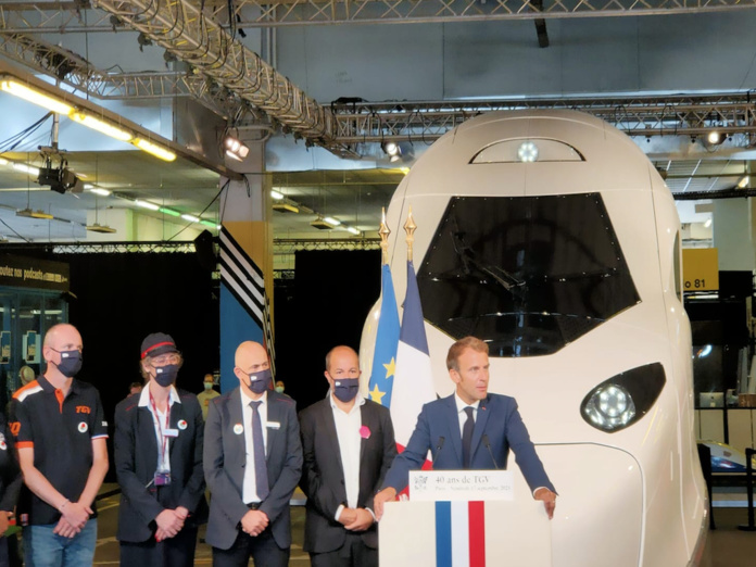 Emmanuel Macron devant le futur TGV M © PG TM Emmanuel Macron devant le futur TGV M © PG TM