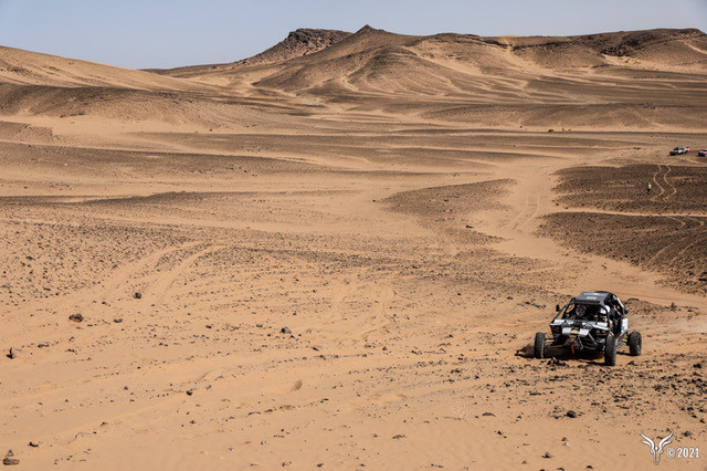 Armelle et Yolande au volant de leur buggy pour la 30e édition du Rallye des Gazelles - DR