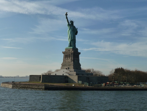 La statue de la liberté est fermée au public, mais les touristes peuvent toujours effectuer des croisières sur l'Hudson River qui passent à proximité. - Photo MS
