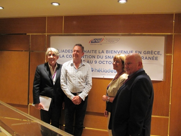 De gauche à droite : Lucien Salemi, Président du SNAV Méditerranée, Jean Brajon, patron d'Héliades, Agnès Vaffier, Présidente de l'AFLYHT et Raoul Nabet, Président de l'APST. Tous les quatre ont prononcé un discours dans le cadre de l'ouverture de la deuxième convention du SNAV Méditerranée en Grèce - Photo P.C.