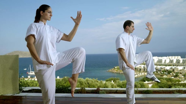 De plus en plus de spas et autres centres de bien-être ajoutent le Taï chi chuan à leurs activités. Au Six Senses Spa at Porto Elounda Deluxe Resort, les séances se déroulent en extérieur sur la terrasse. ©DR/Six Senses Spa at Porto Elounda Deluxe Resort