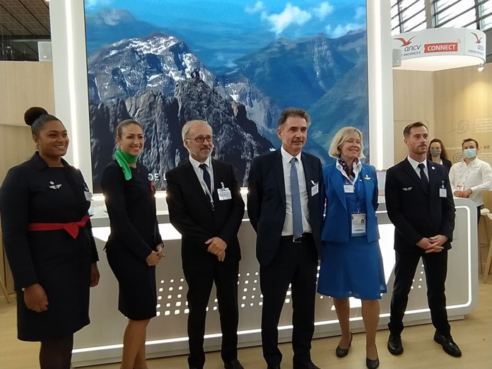 Au centre : Henri Hourcade, Directeur général France d’Air France-KLM et Henri de Peyrelongue, Directeur général adjoint, Commercial Ventes Air France-KLM, mardi 5 octobre 2021, premier jour du salon IFTM Top Resa. - CL