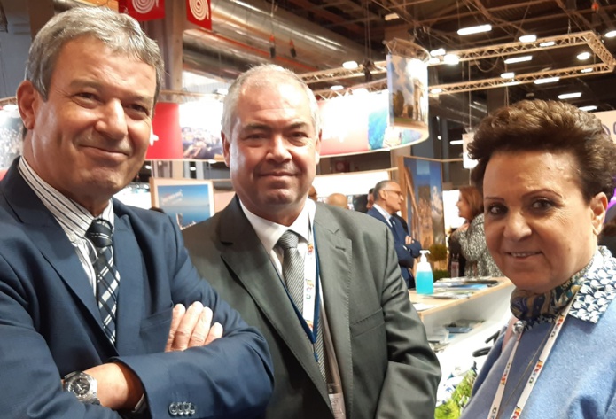 A Top Resa, Lotfi Mani directeur central de la Promotion (à gauche), Sami Gharbi directeur pour la France et Désirée Haddad Bellaïche. Elle fut la première hôtesse de l'air tunisienne. C'était en 1962. MS. A Top Resa, Lotfi Mani directeur central de la Promotion (à gauche), Sami Gharbi directeur pour la France et Désirée Haddad Bellaïche. Elle fut la première hôtesse de l'air tunisienne. C'était en 1962. MS.