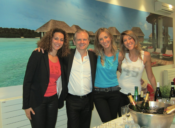 Didier Munin entouré de l'équipe de l'agence Boiloris équipée du premier corner Club Med. DR Didier Munin entouré de l'équipe de l'agence Boiloris équipée du premier corner Club Med. DR