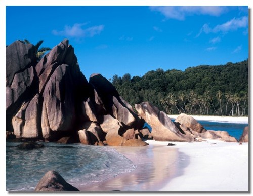 La « vraie expérience Seychelles » peut être obtenue à partir de 2000 euros par personne vol inclus, un combiné 2 îles et 7 nuits en demi pension. La « vraie expérience Seychelles » peut être obtenue à partir de 2000 euros par personne vol inclus, un combiné 2 îles et 7 nuits en demi pension.