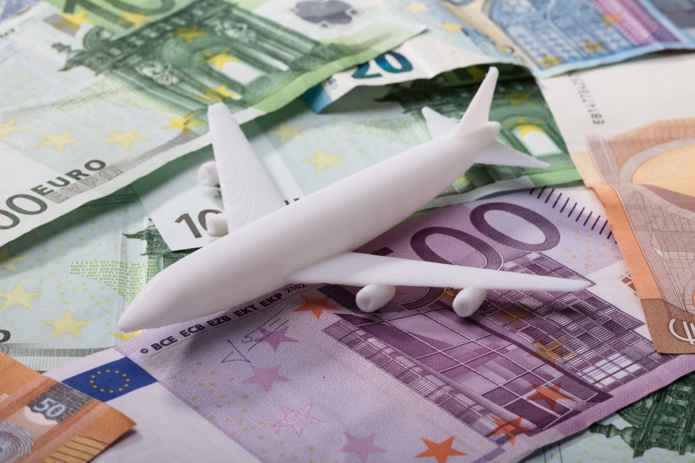 Les données de l'Airlines Reporting Corporation (ARC) montrent que les billets d'avion sont désormais moins chers pour les voyageurs français qu'avant la COVID-19. Depositphotos.com Auteur AndreyPopov
