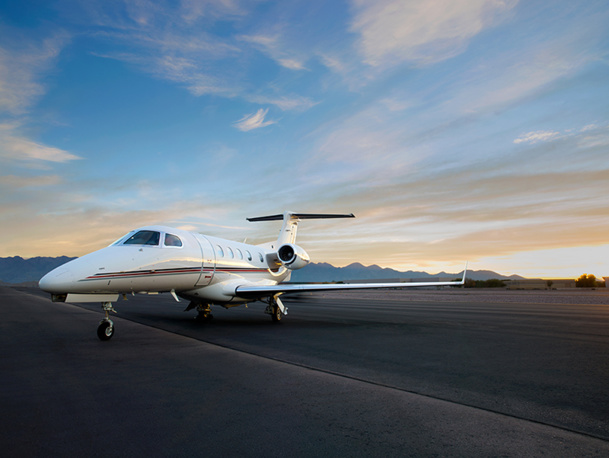 Le Phenom 300* Signature Series™ d'Embraer a une autonomie de 2 718 km, soit un peu plus de trois heures et de demie de vol - DR