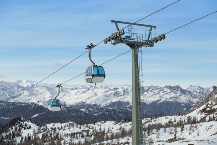 Quale protocollo sanitario è in vigore questo inverno nelle località sciistiche di Francia, Austria, Svizzera o Italia?  Sarà necessaria la tessera sanitaria?  Depositphotos.com