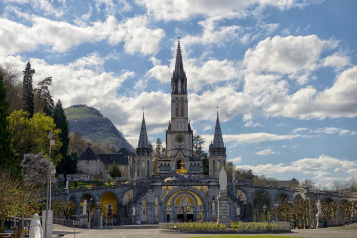 A Lourdes, le saint des saints du tourisme religieux, le nombre de visiteurs est passé en dix ans, de 2004 à 2014, de 5 à 6 millions, avant une baisse spectaculaire les années suivantes.Mais, l’offre montante est probablement l’offre d’hébergements religieux. -  Depositphotos.com