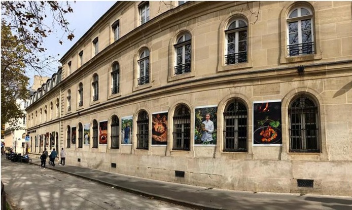 Exposition photos sur la façade du ministère des Outre-mer, boulevard des Invalides. - DR