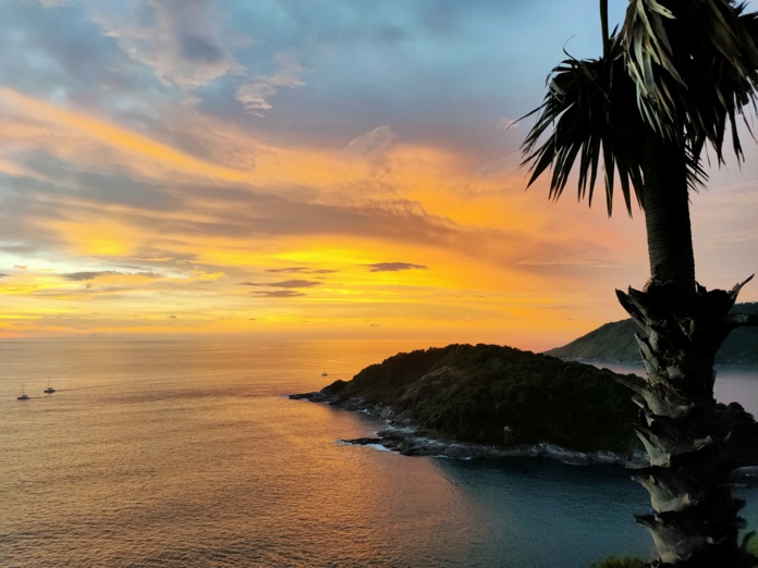 Un coucher de soleil, sans hordes de touristes internationaux, depuis Promthep cape © PG TM Un coucher de soleil, sans hordes de touristes internationaux, depuis Promthep cape © PG TM