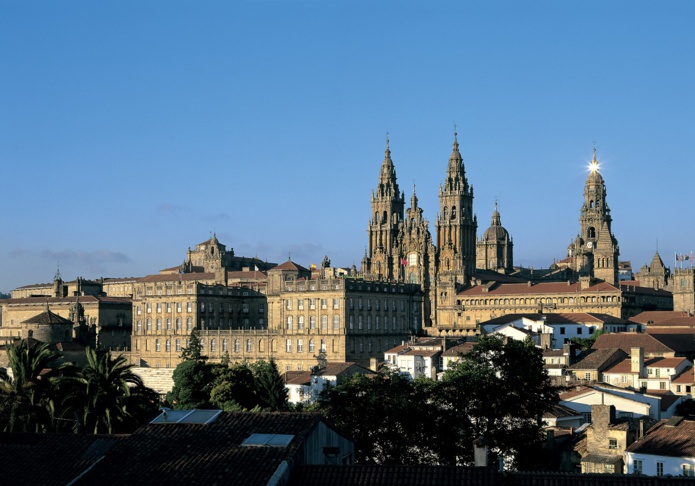 L’imposante cathédrale, ultime étape pour les pèlerins, mais aussi le point de départ d’une balade à Saint-Jacques, une ville quasi magique - DR : OT de Santiago L’imposante cathédrale, ultime étape pour les pèlerins, mais aussi le point de départ d’une balade à Saint-Jacques, une ville quasi magique - DR : OT de Santiago