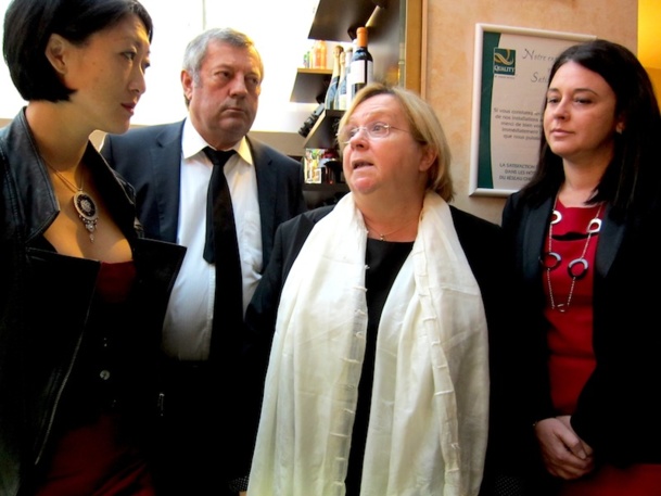 Sylvia Pinel et Fleur Pellerin ont rencontré Evelyne Maes, propriétaire du Quality Hotel Abaca Messidor Paris 15 pour échanger sur le problème des agences en ligne. DR Sylvia Pinel et Fleur Pellerin ont rencontré Evelyne Maes, propriétaire du Quality Hotel Abaca Messidor Paris 15 pour échanger sur le problème des agences en ligne. DR