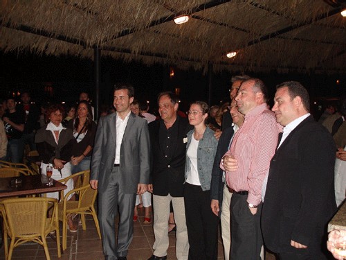 Sharm el Cheick, l'équipe NF Paladien et les officiels le soir de l'inauguration. En chemise rose, Christophe Lavail, en costume gris, Marc Goetz, directeur des Paladien