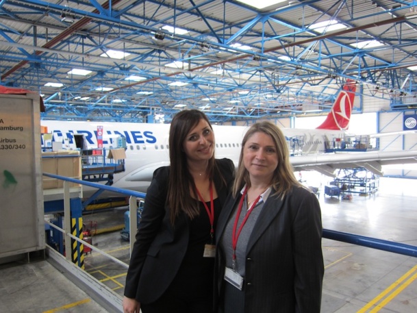 Aygun Gormus, représentante marketing à Toulouse et Nazan Erol, manager régional posent devant un Airbus A 330 commandé par la compagnie Turkish Airlines, dans l'usine Airbus de Toulouse. DR