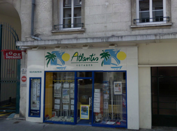 La vitrine de l'agence Atlantis Voyages, 1 rue des Fusillés à Tours (37) - Google Street View