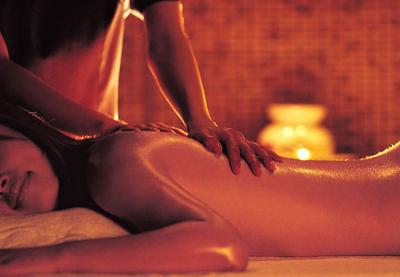 il faut au moins 20 mn de modelage avant qu'elles pénètrent la peau et face bénéficier le corps de leurs effets. Un élément à garder à l'esprit lorsqu'on choisit la durée d'un soin... ©DR/JW Marriott il faut au moins 20 mn de modelage avant qu'elles pénètrent la peau et face bénéficier le corps de leurs effets. Un élément à garder à l'esprit lorsqu'on choisit la durée d'un soin... ©DR/JW Marriott