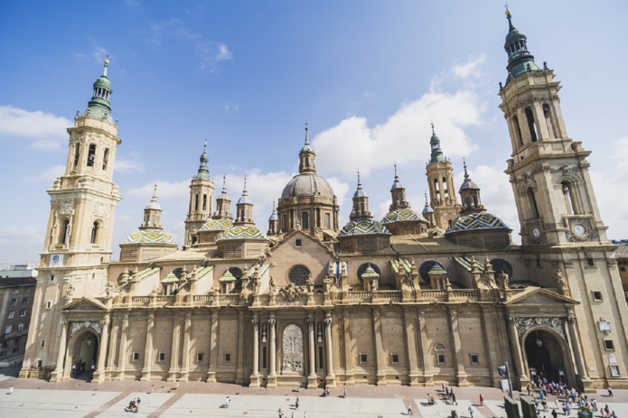 La Basilique du Pilar, un joyau du baroque. Du sommet de la tour, on a la meilleure vue panoramique sur les quartiers de la cité, tandis que la place du Pilar présente un ensemble sculptural Fontaine, hommage à Goya - DR : Sitios de España