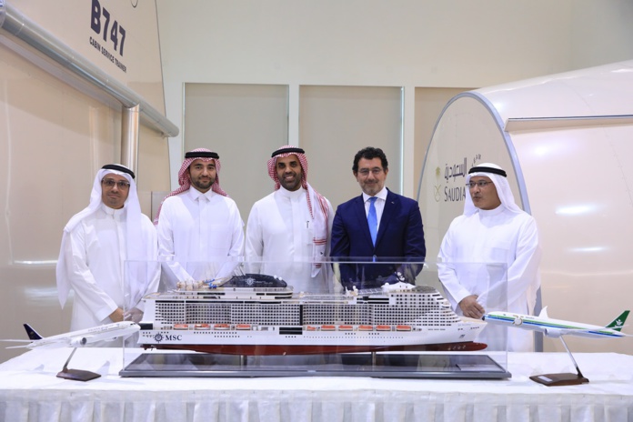 Signature de l'accord Saudia et MSC Croisières : Gianni Onorato, PDG de MSC Croisières, Ibrahim Al-Omar, Directeur Général de Saudi Arabian Airlines Corporation et Fawaz Farooqui, Directeur Général de Cruise Saudi - DR MSC