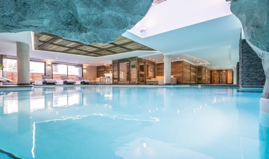 La piscine du Spa Nuxe du Kaïla,  alterne parcours aquamarin, geysers, grotte  jacuzzi, sièges hydromassants, canapé d’air, aquabiking…. ©DR/Kaila La piscine du Spa Nuxe du Kaïla,  alterne parcours aquamarin, geysers, grotte  jacuzzi, sièges hydromassants, canapé d’air, aquabiking…. ©DR/Kaila