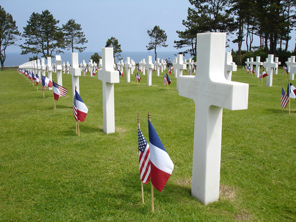 Il n'est pas rare de voir des visiteurs venir se recueillir sur la tombe d'un grand-père ou d'un arrière-grand-père - © david-bgn - Fotolia.com