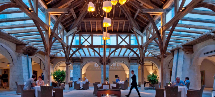 Le clôitre a déjà été couvert d'une magnifique structure en vieux bois pour accueillir un restaurant gastronomique de seulement 25 couverts dans 300 m2. ©DR/couvent des minimes. Le clôitre a déjà été couvert d'une magnifique structure en vieux bois pour accueillir un restaurant gastronomique de seulement 25 couverts dans 300 m2. ©DR/couvent des minimes.