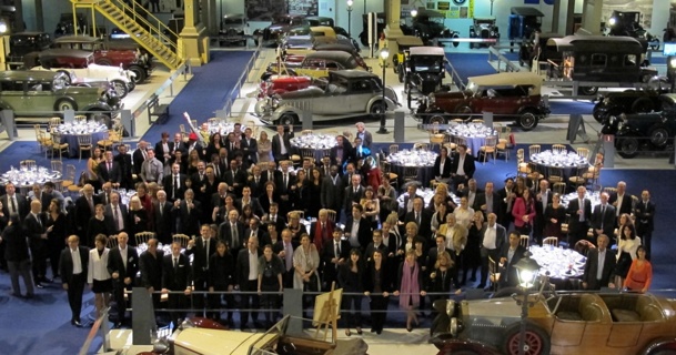 (CLIQUER POUR AGRANDIR) Les participants de la Journée des Dirigeants réunis au superbe musée de l'automobile ancienne Autoworld, privatisé pour la soirée de gala par Amadeus /photo JDL