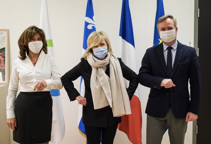 La ministre québécoise du Tourisme, Caroline Proulx (au centre) entourée de Michèle Boisvert, déléguée générale du Québec en France (à gauche) et de Jean-Baptiste Lemoyne à droite © Twitter JBLemoyne