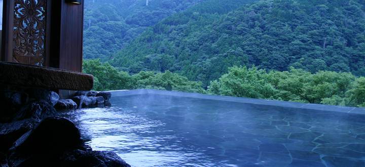 Le spa de la maison d'hôtes Ryokan Hakone Ginyu, à  miyanoshitaau Japon, propose plusieurs bains inspirés de la tradition ancestrale. ©DR