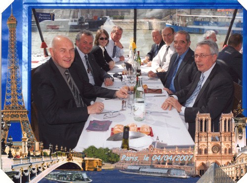 Déjeuner croisière sur les bateaux parisiens. De gauche à droite : A. PLACE, T. SCHIDLER, Pdt du SNET, I.SERVONNET, M. BARRAUD, G. HERVOUET, A. JUMEAU, G. COLSON, Pdt du SNAV, J.-P. MICHEL. Déjeuner croisière sur les bateaux parisiens. De gauche à droite : A. PLACE, T. SCHIDLER, Pdt du SNET, I.SERVONNET, M. BARRAUD, G. HERVOUET, A. JUMEAU, G. COLSON, Pdt du SNAV, J.-P. MICHEL.