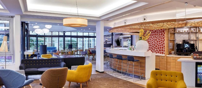 Le Holiday Inn Open Lobby permet à chacun de travailler dans un espace dédié, avec des postes de travail flexibles et des espaces de rencontres. Ici, le Holiday Inn Paris Versailles, Bougival - DR : IHG
