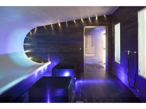 Relié au Radisson Blu 1835 par un passage souterrain, Les Thermes Marins de Cannes est un spa luxueux aménagé dans un cadre lumineux et contemporain. ©DR