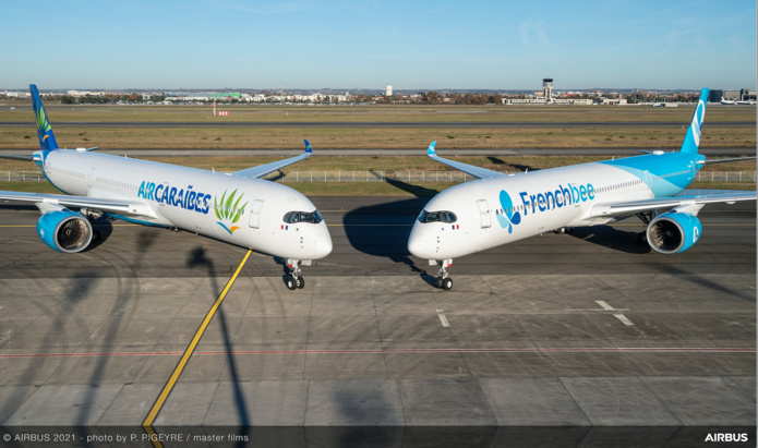 Un A350-1000 d'Air Caraïbes avec le premier reçu par French Bee, quelques heures avant son envol pour La Réunion © Airbus