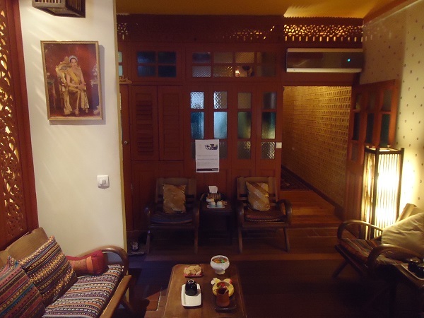 L'appartement a été transformé en maison traditionnelle du nord de la Thaïlande, tout de teck sculpté. ©DR