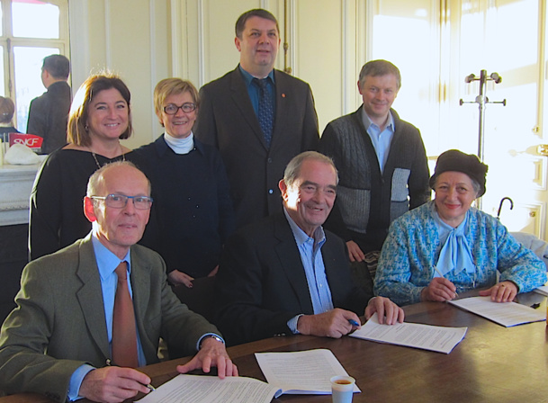 Les syndicats et les autorités du SNAV réunies pour signer la convention collective. DR