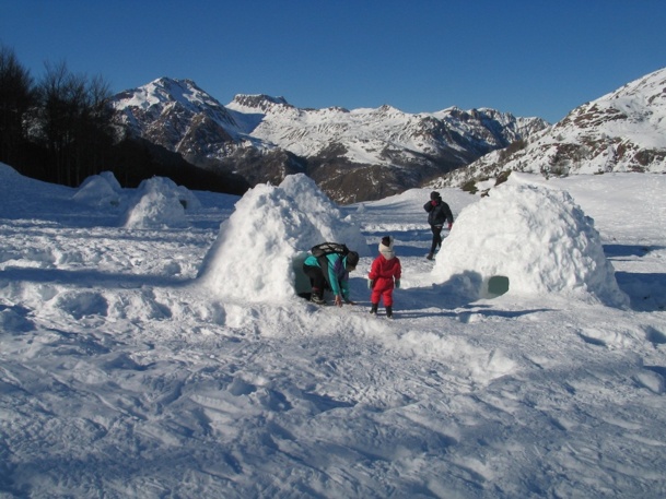 Les participants à ce réveillons original et glacé construiront eux-mêmes les igloos dans lesquels ils passeront la nuit - Photo DR