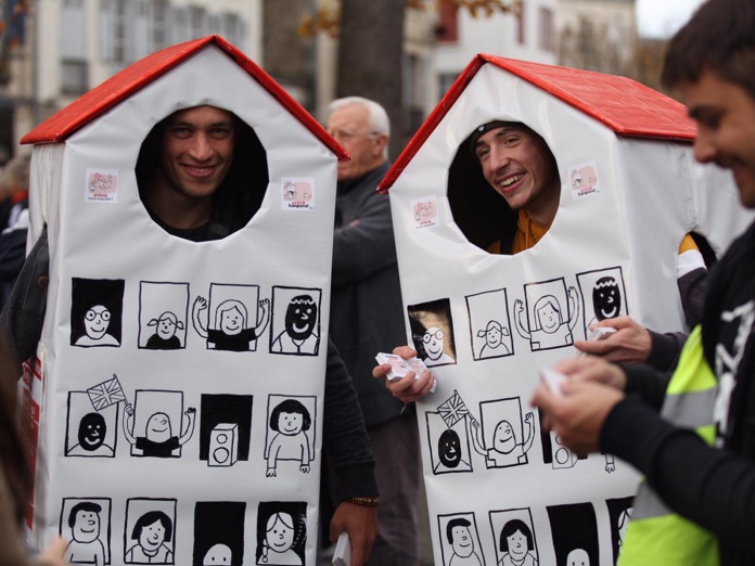 Au Pays basque, Bretagne, Savoie ou encore la Corse, les élus et habitants craignent de voir leur territoire se transformer en parc d'attraction - Crédit photo : Vivre et se loger au Pays • Espekulazioari ez Au Pays basque, Bretagne, Savoie ou encore la Corse, les élus et habitants craignent de voir leur territoire se transformer en parc d'attraction - Crédit photo : Vivre et se loger au Pays • Espekulazioari ez