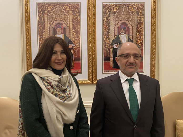 Le Sultanat d'Oman a accueilli  12 300 Français sur les quatre derniers mois de l'année - Photo Salim Al Mahrooqi, ministre du patrimoine et du tourisme du Sultanat d’Oman, avec Rania Khodr, directrice de l'office.