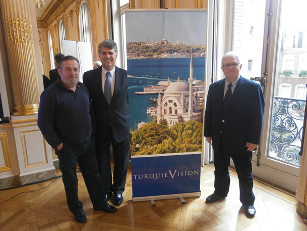 L'équipe dirigeante de Turquie Vision, avec son président Fikret Atalay (à droite ), le vice-président Berge Ulas (au milieu) et le directeur général Rasim Guvendi (à gauche) - DR L'équipe dirigeante de Turquie Vision, avec son président Fikret Atalay (à droite ), le vice-président Berge Ulas (au milieu) et le directeur général Rasim Guvendi (à gauche) - DR