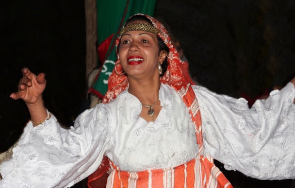 Finis donc les mariages truqués, les pauvres gamines obligées de finir dans le lit d'un vieux pervers pépère, sale et barbu. Vive la liberté des femmes tunisiennes et l'égalité des sexes ! /photo JDL Finis donc les mariages truqués, les pauvres gamines obligées de finir dans le lit d'un vieux pervers pépère, sale et barbu. Vive la liberté des femmes tunisiennes et l'égalité des sexes ! /photo JDL