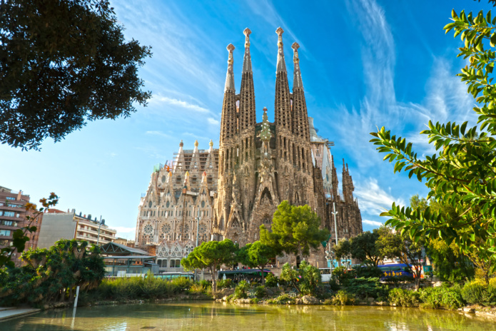La Sagrada Familia de Barcelone, un monument phare qui attire tant de touristes en Espagne - Depositphotos