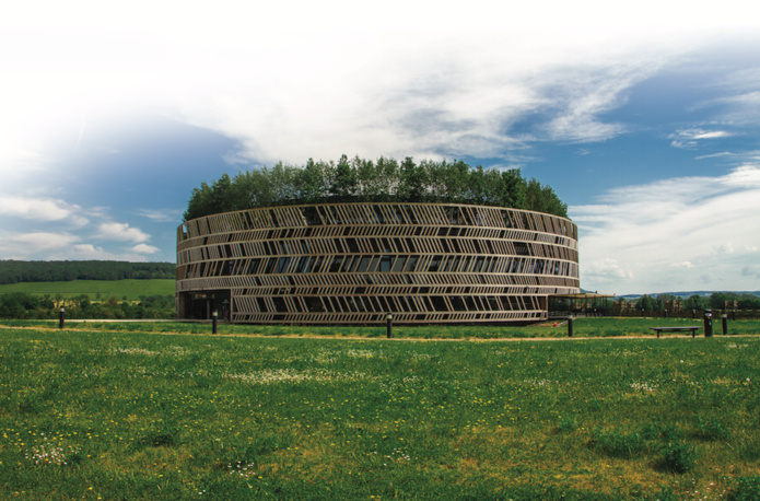 Le bâtiment circulaire qui surgit de la plaine bourguignonne où s’est déroulée la célèbre bataille d'Alésia est une œuvre originale de Bernard Tschumi - DR