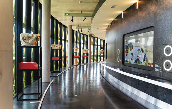 Une scénographie qui met en avant les vestiges récupérés sur site (©Sébastien Pitoizet) Une scénographie qui met en avant les vestiges récupérés sur site (©Sébastien Pitoizet)